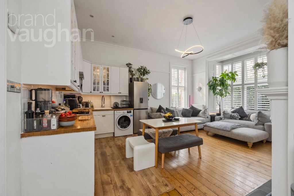 Property photo 2 of 23 Picture No. 16