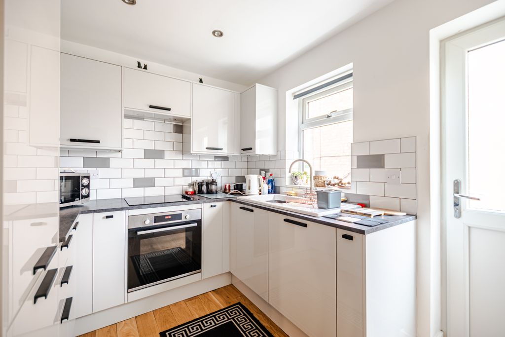 Property photo 2 of 18 Kitchen2