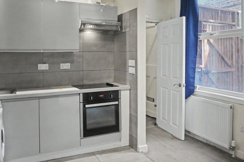 Property photo 3 of 9 Flat 2, 77 Babington Road, Streatham, London, Sw16 6An