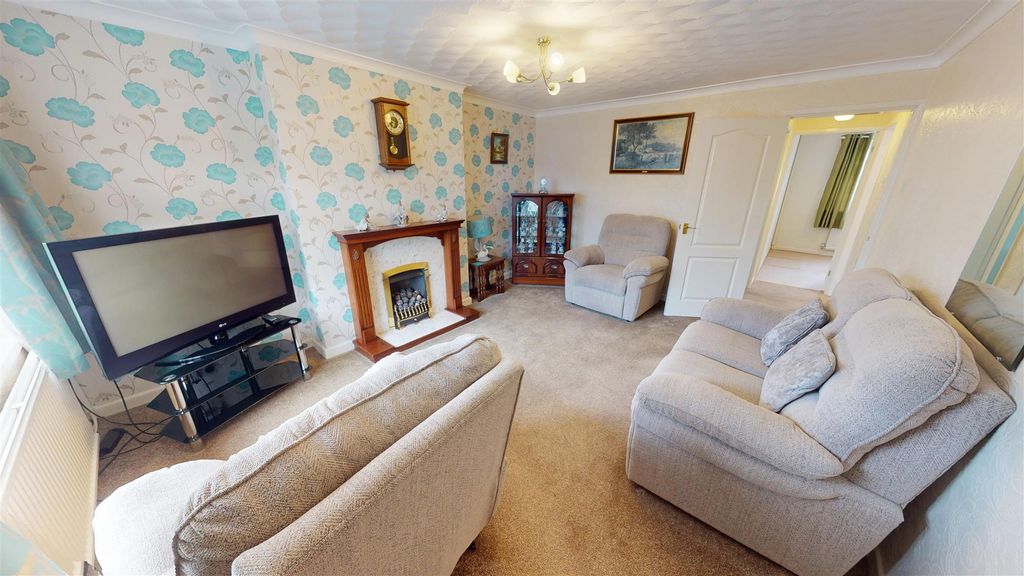 Property photo 3 of 17 Woolacombe Avenue Living Room
