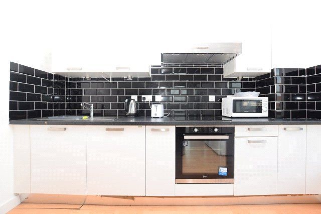 Property photo 3 of 10 Kitchen