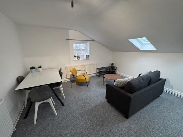 Property photo 3 of 14 Lounge
