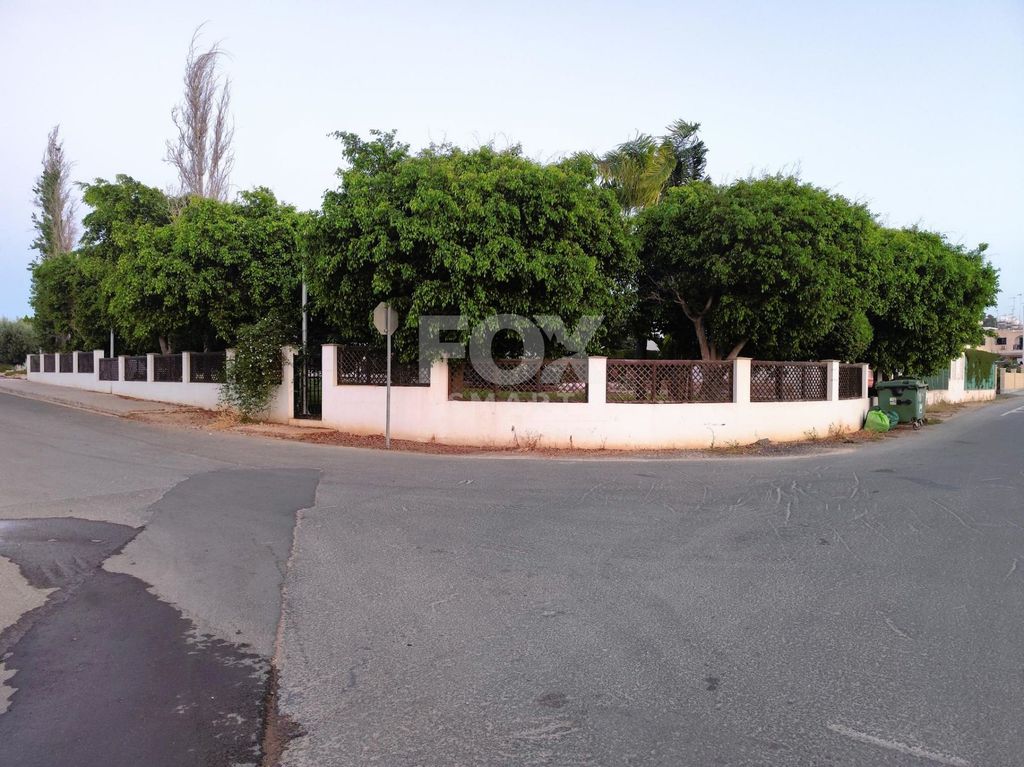 Property photo 1 of 50 Three Bedroom Detached House With Separate Maid's Annex
