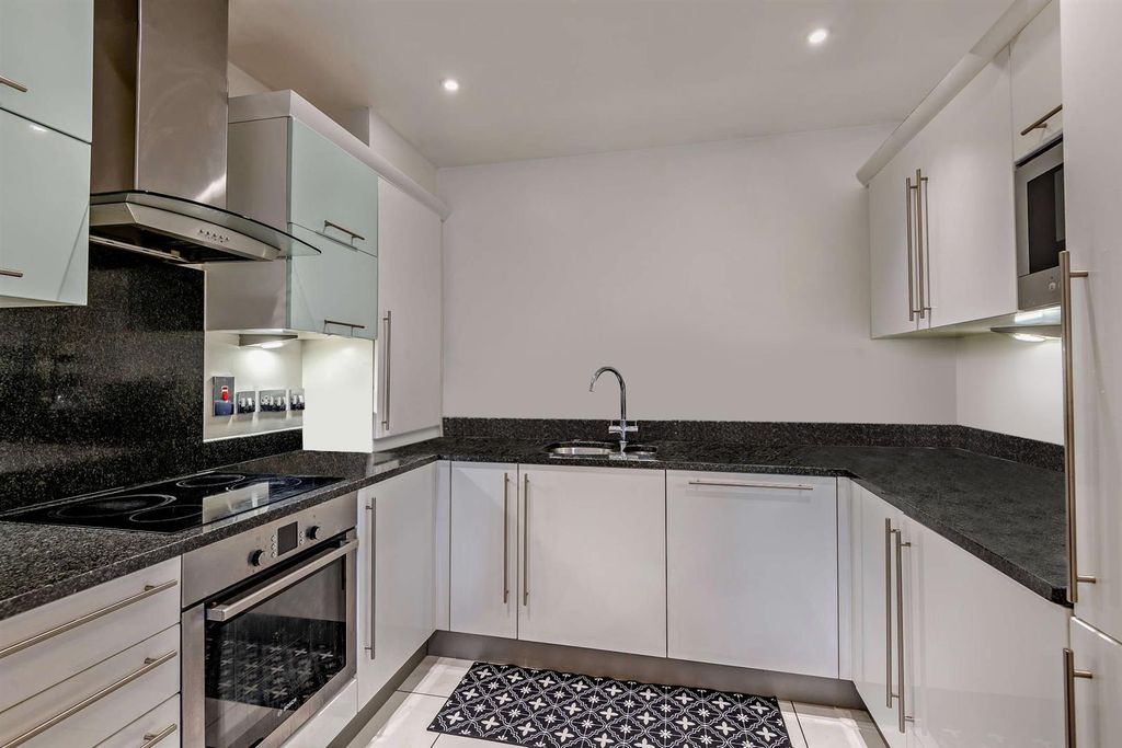 Property photo 3 of 13 8660508-Interior07-800.Jpg