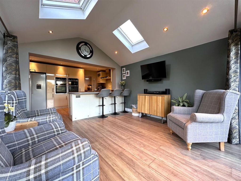 Property photo 2 of 28 Open-Plan Living/ Dining Kitchen 951