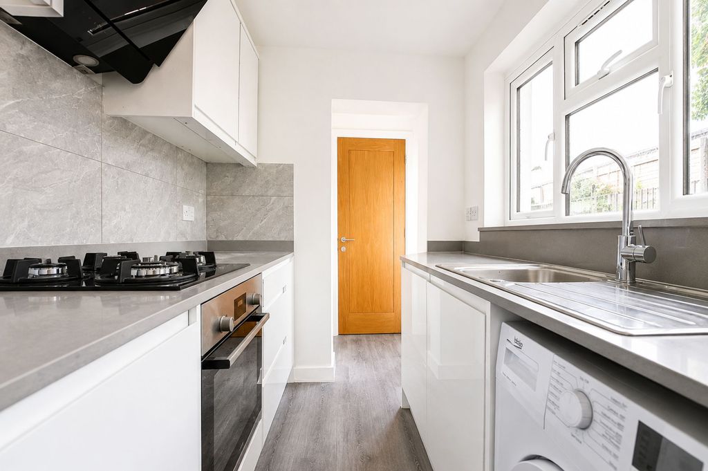 Property photo 1 of 8 Kitc1