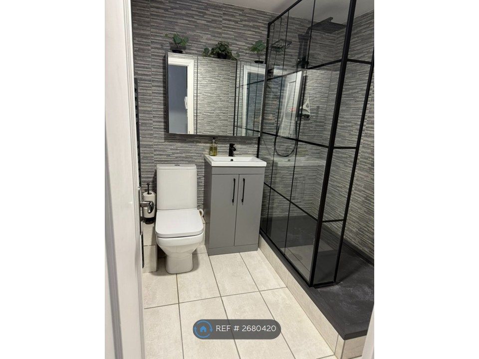 Property photo 2 of 9 Bathroom Image 1