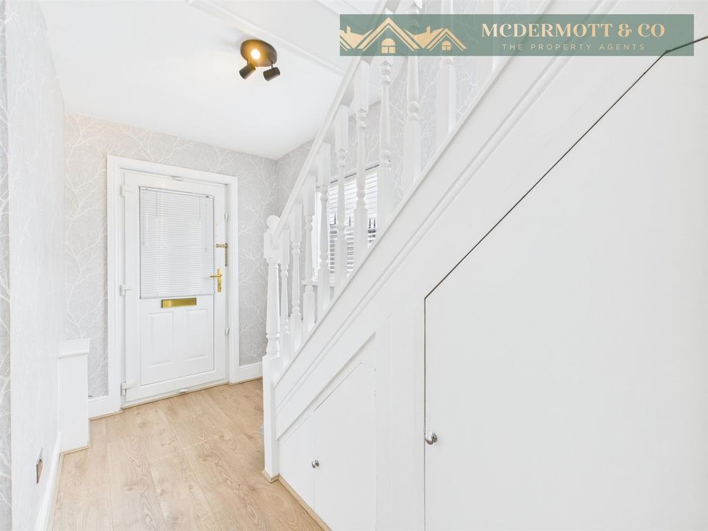 Property photo 3 of 19 Entrance Hallway