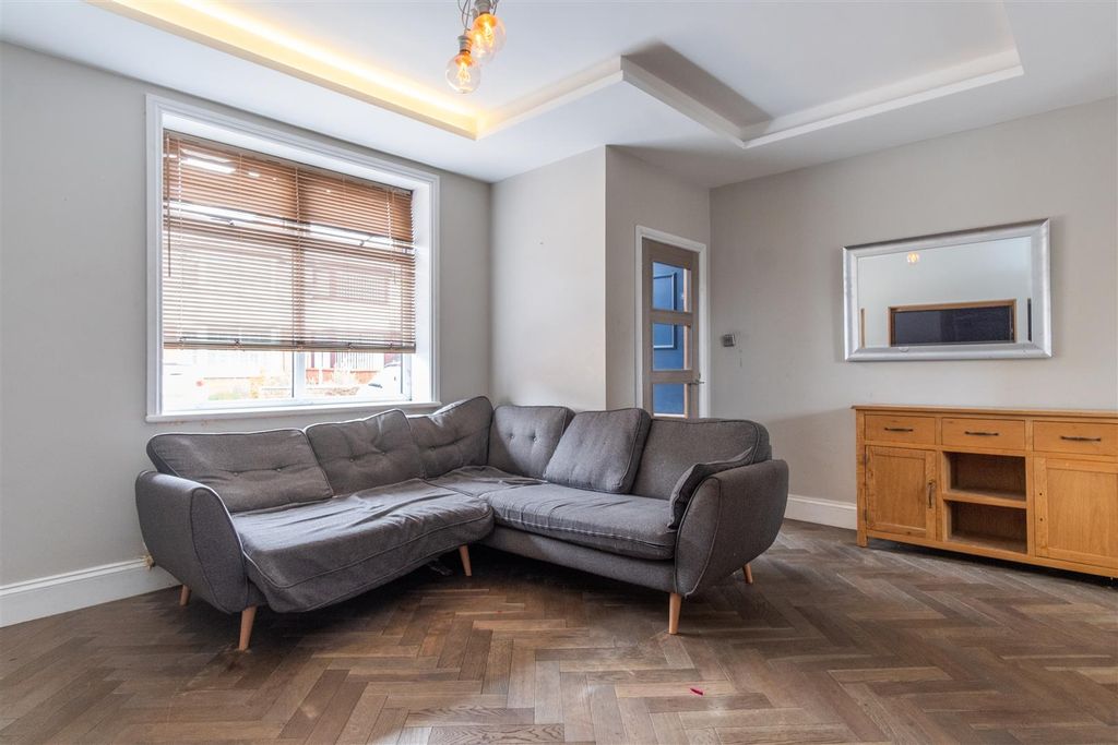 Property photo 2 of 18 Lounge
