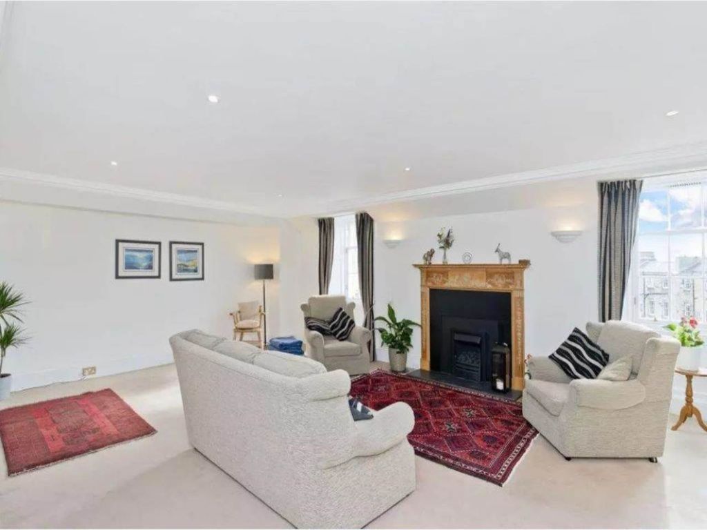 Property photo 3 of 13 Living 3