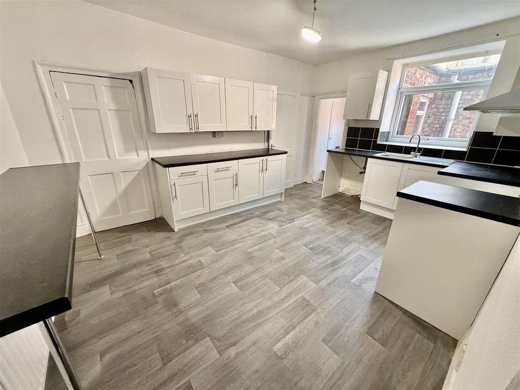 Property photo 3 of 12 Kitchen