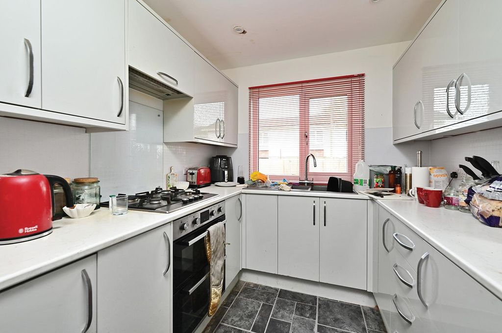 Property photo 2 of 14 Fountains Close