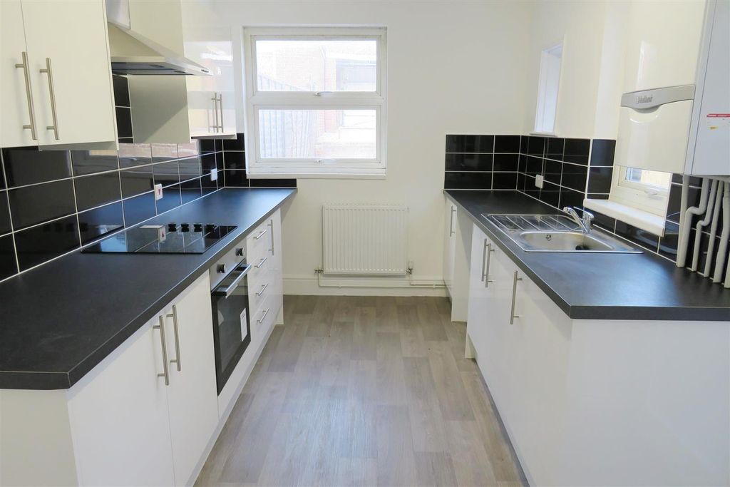 Property photo 3 of 19 Kitchen