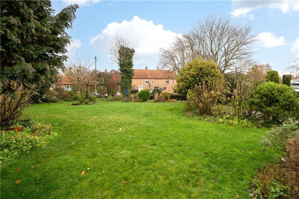 Property photo 3 of 27 Front Garden