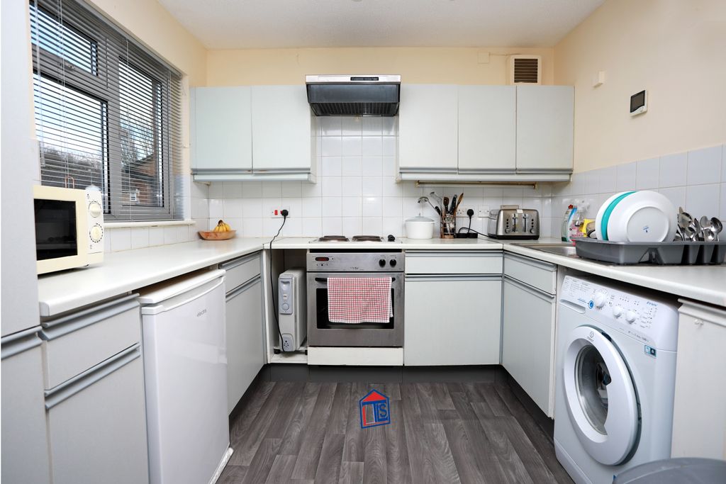 Property photo 3 of 10 Kitchen