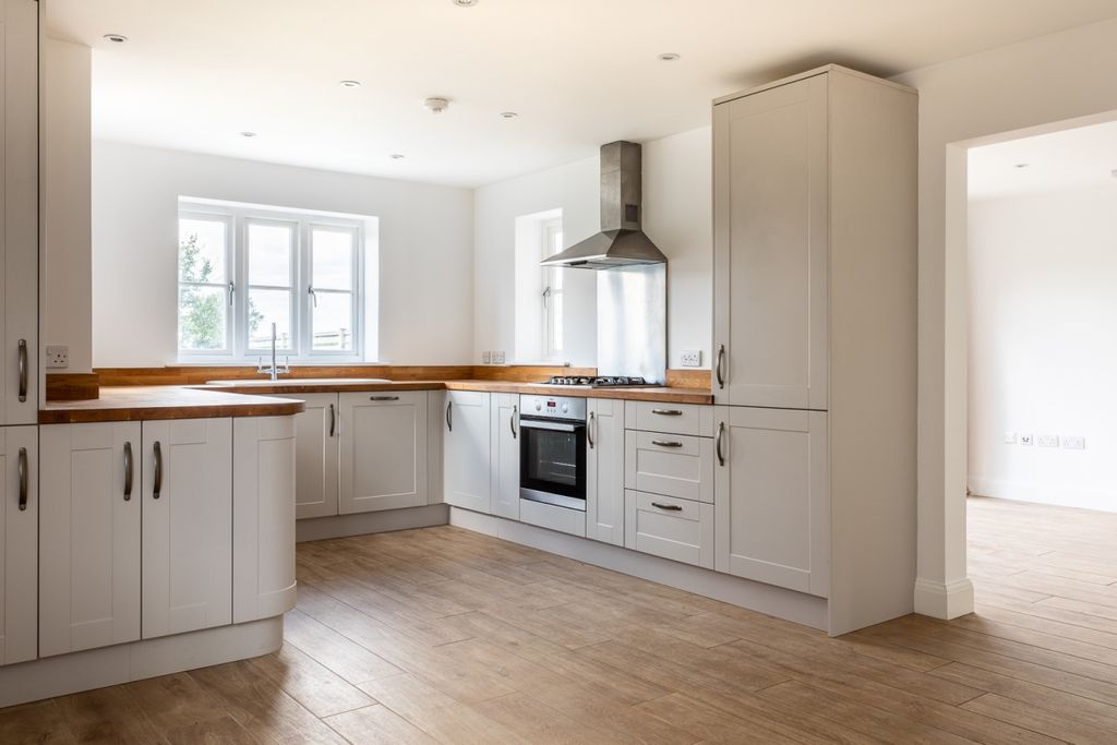 Property photo 2 of 12 3 Ewhurst Park Co...
