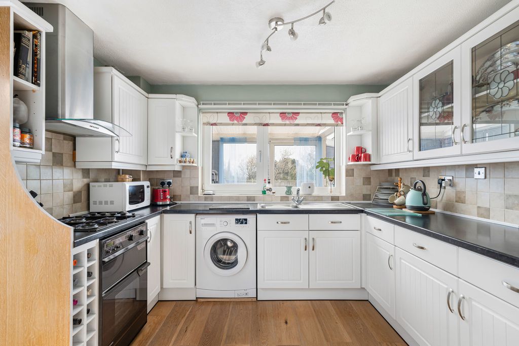 Property photo 3 of 21 Kitchen