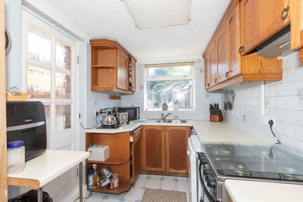 Property photo 2 of 20 Sompting Rd_6.Jpg