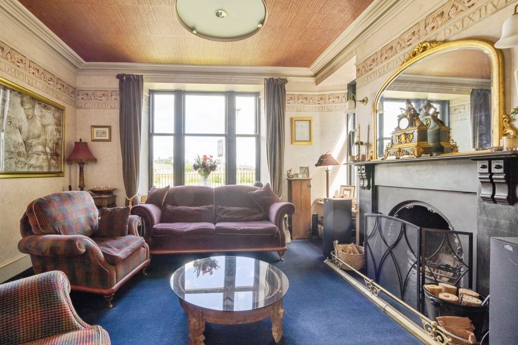 Property photo 3 of 16 Lounge