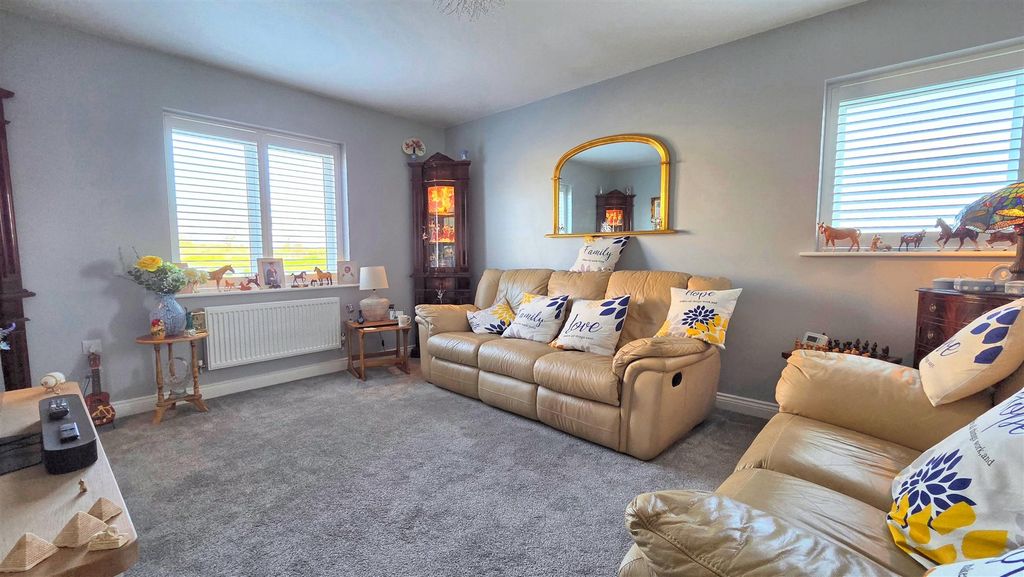 Property photo 2 of 17 Lounge