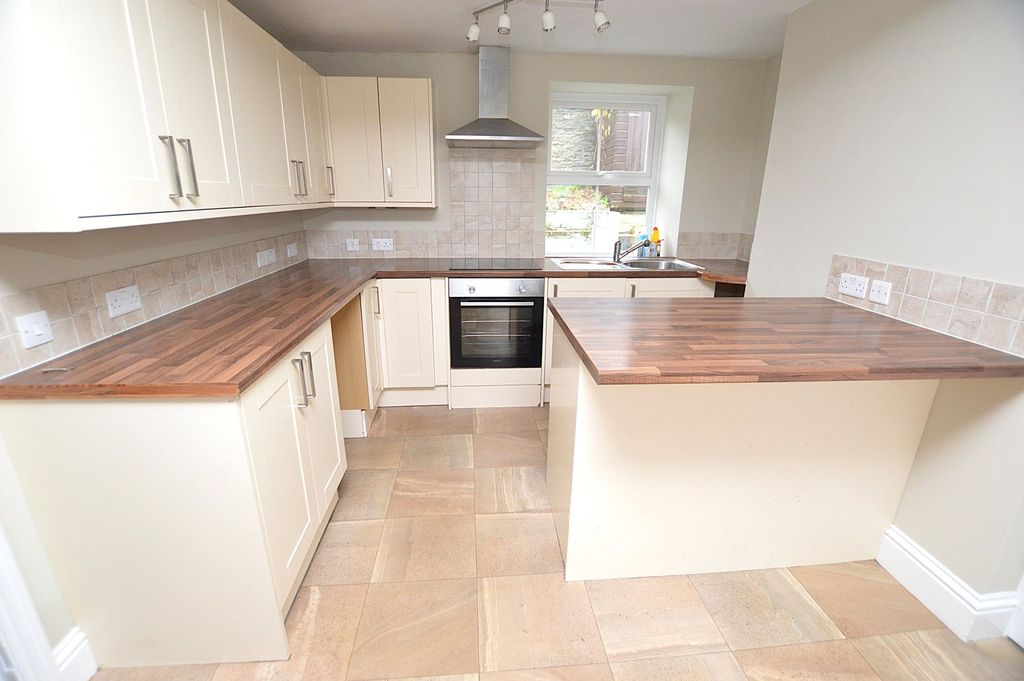 Property photo 3 of 12 Kitchen