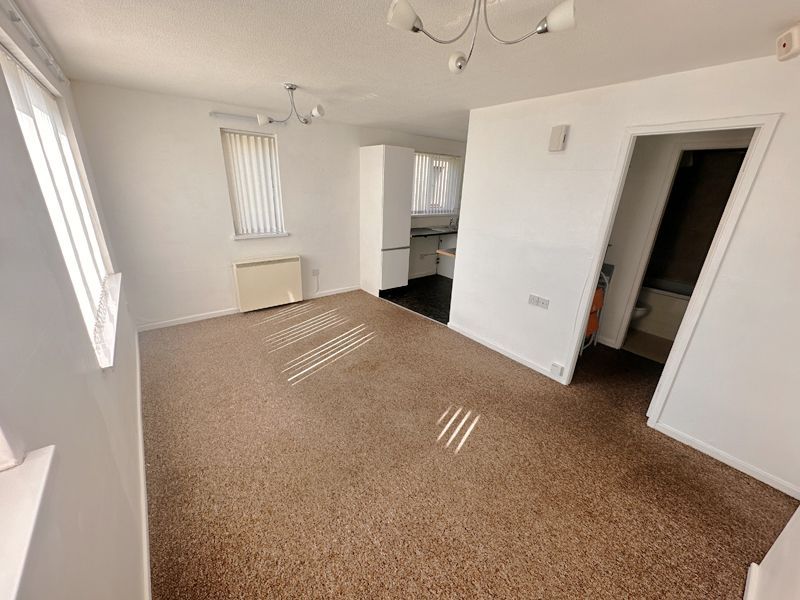 Property photo 3 of 12 Lounge/Bedroom