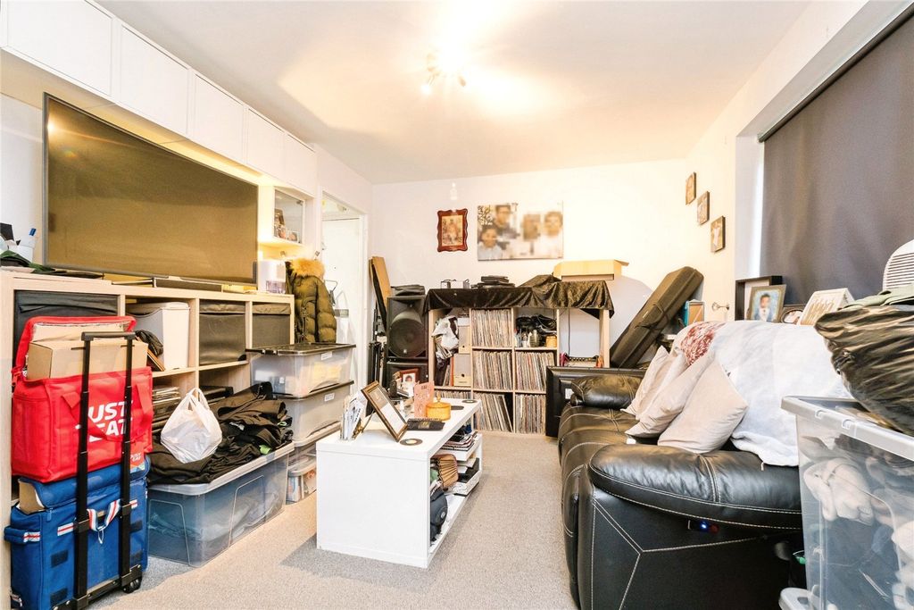 Property photo 2 of 11 Lounge