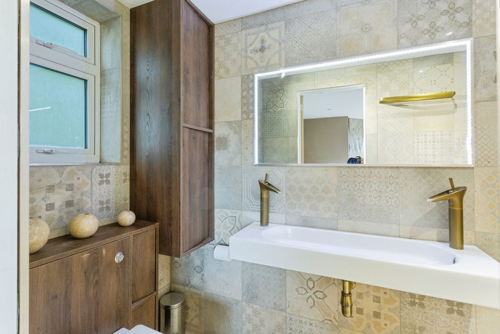 Property photo 3 of 17 Photo