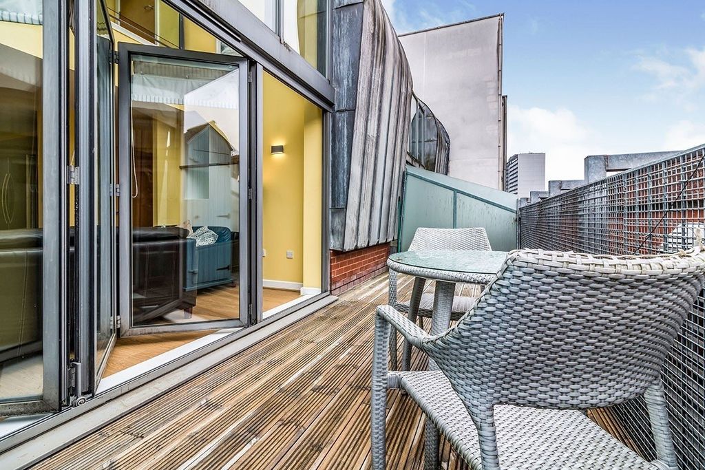 Property photo 3 of 12 Spacious Terrace