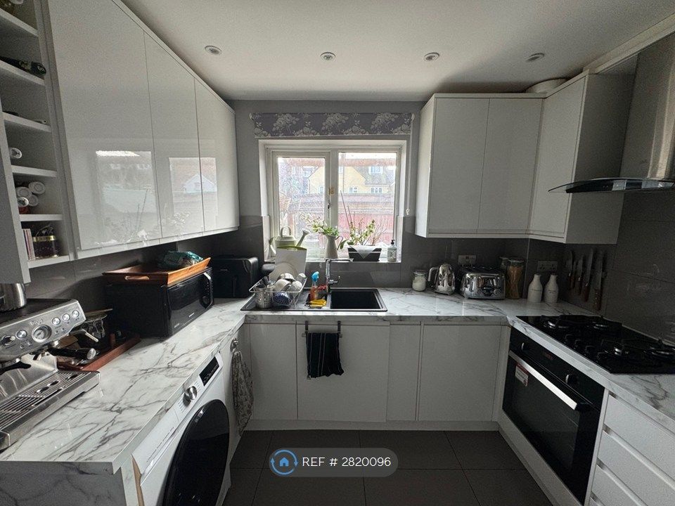 Property photo 2 of 11 Kitchen