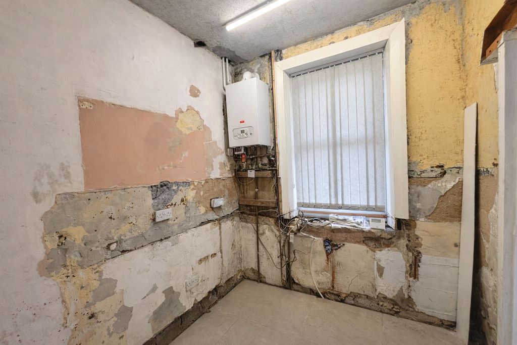 Property photo 3 of 12 Kitchen