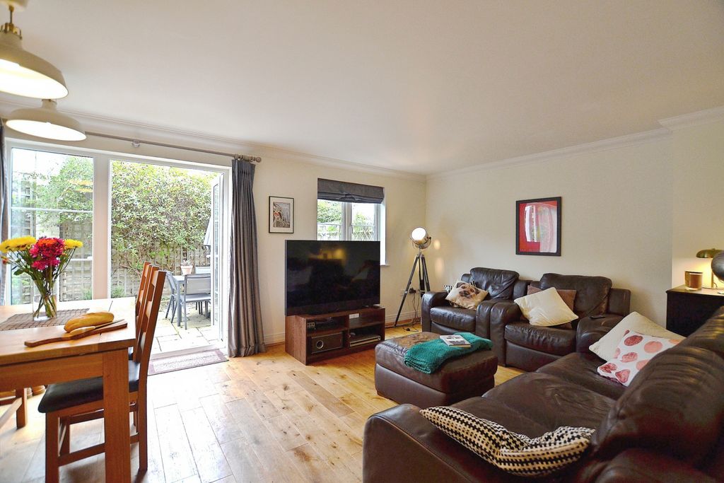 Property photo 2 of 19 Lounge