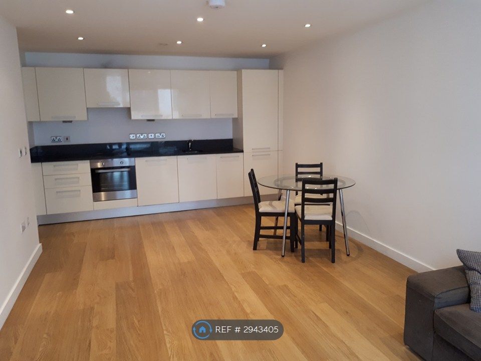 Property photo 1 of 6 Living Room/Kitchen