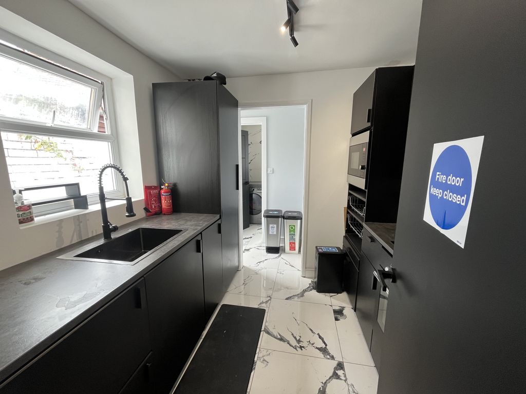 Property photo 3 of 8 Kitchen