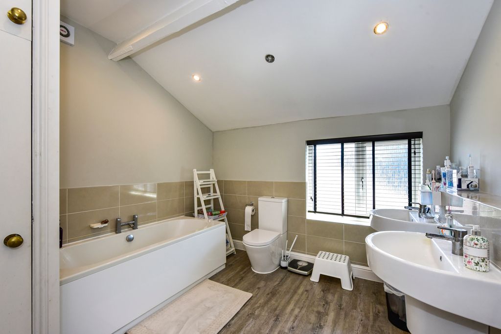 Property photo 2 of 20 Bathroom