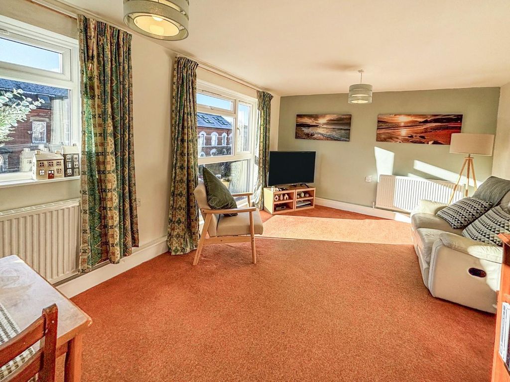 Property photo 2 of 13 Lounge 2