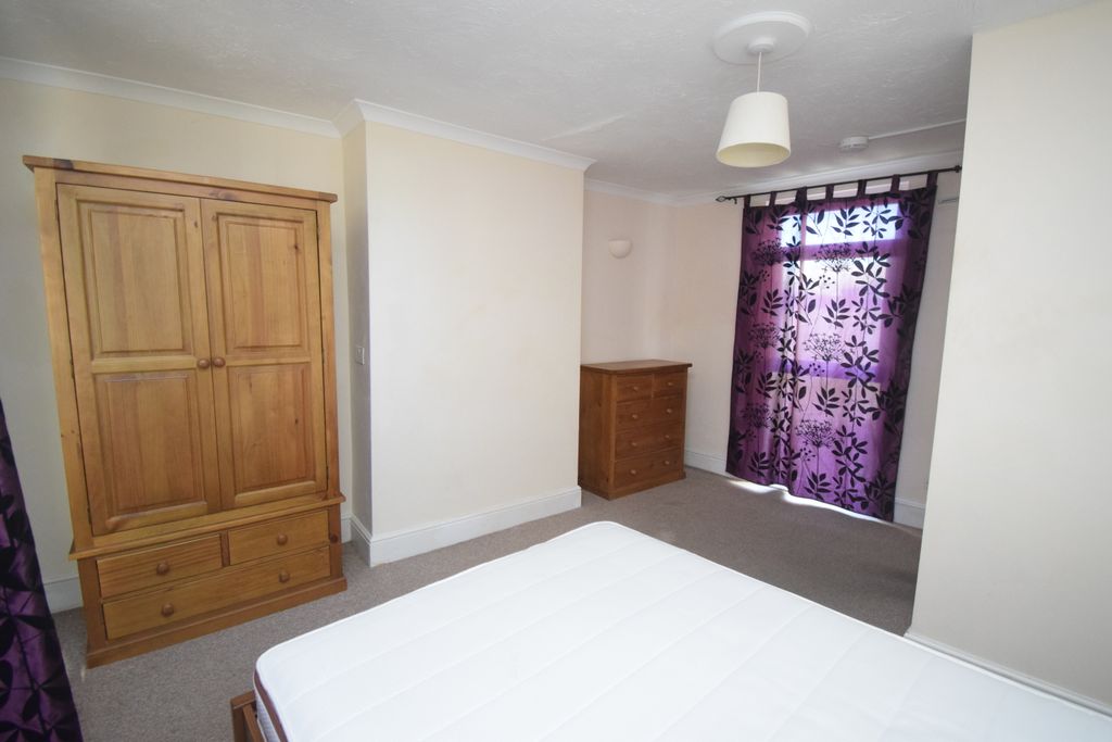 Property photo 2 of 6 Bedroom 1 (2)