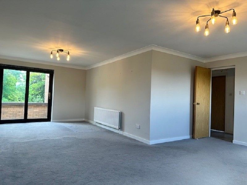 Property photo 2 of 12 Lounge