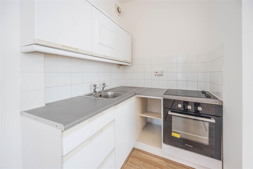 Property photo 3 of 11 Kitchen