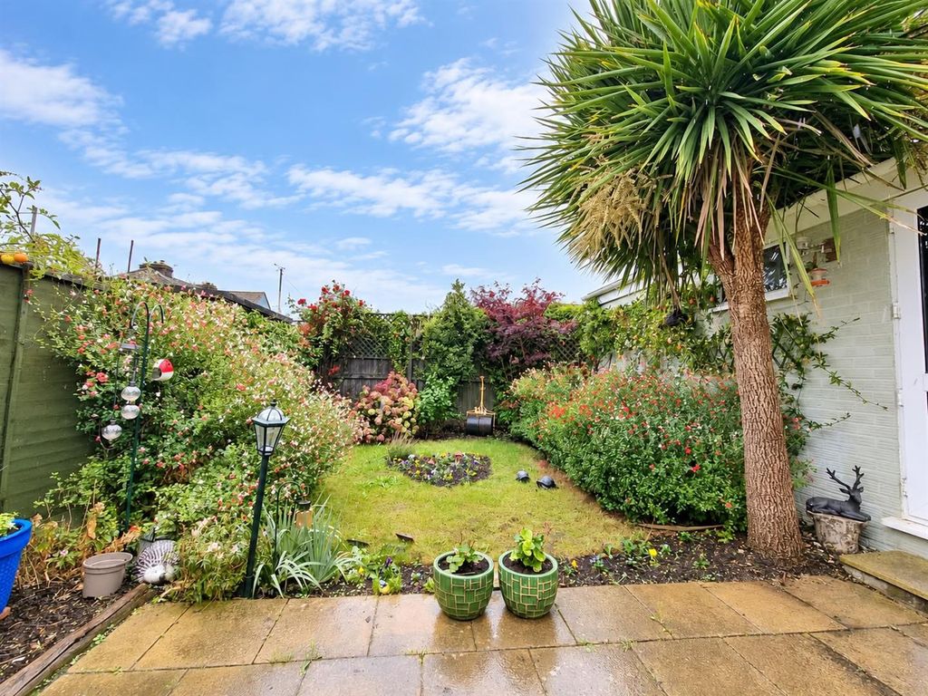Property photo 2 of 11 Garden