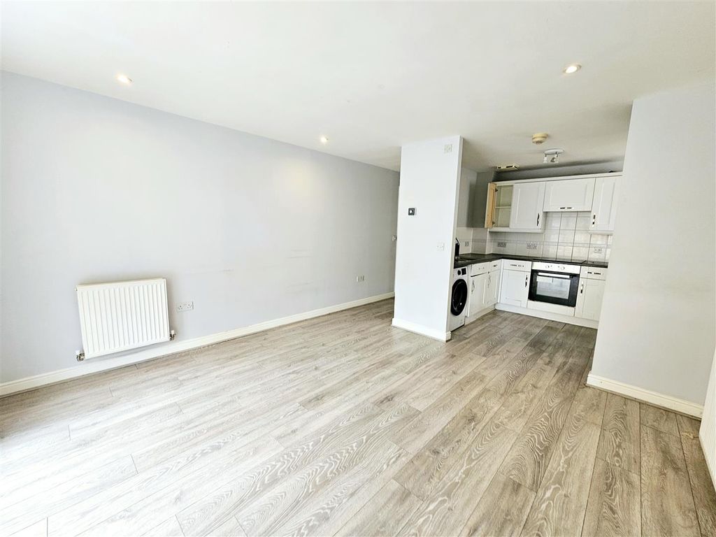 Property photo 2 of 8 Lounge/Kitchen
