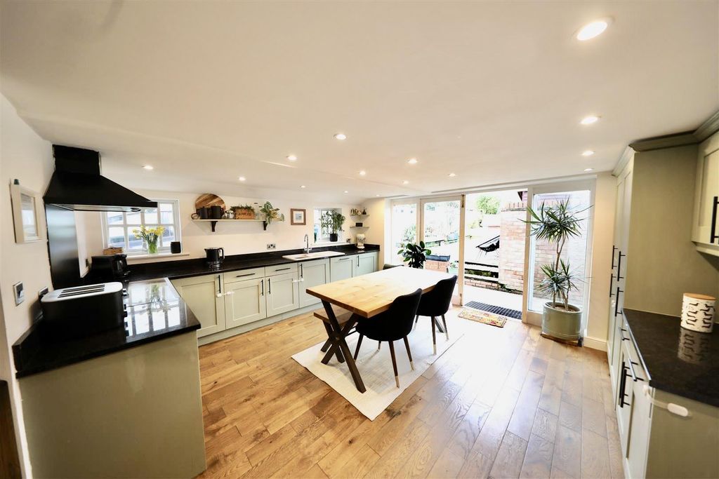 Property photo 2 of 25 Kitchen