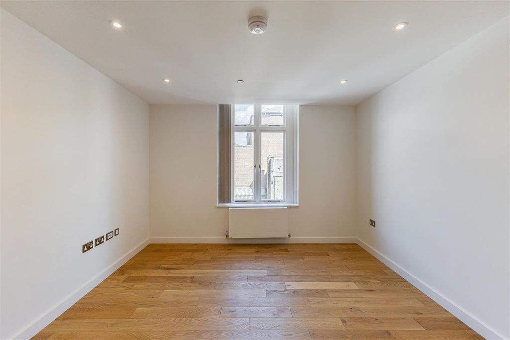Property photo 2 of 17 106635_Flat 3 Lion House 23 Islington-3.Jpg