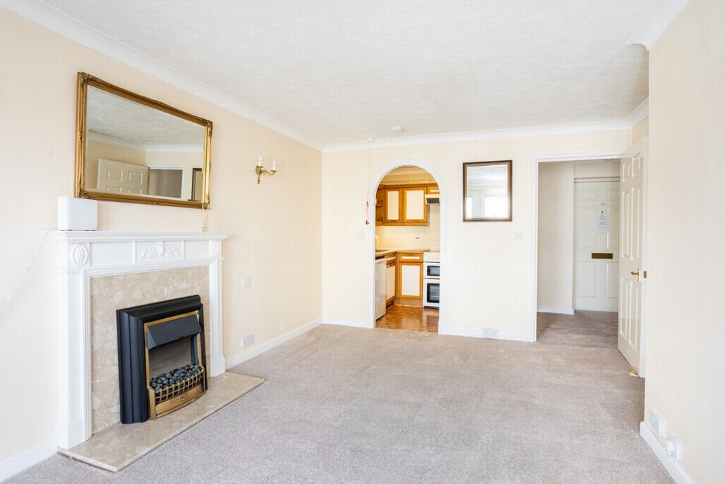 Property photo 3 of 16 Living Space