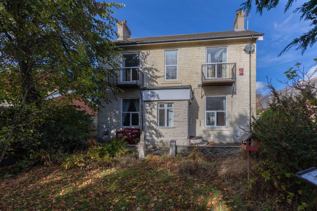 Property photo 2 of 28