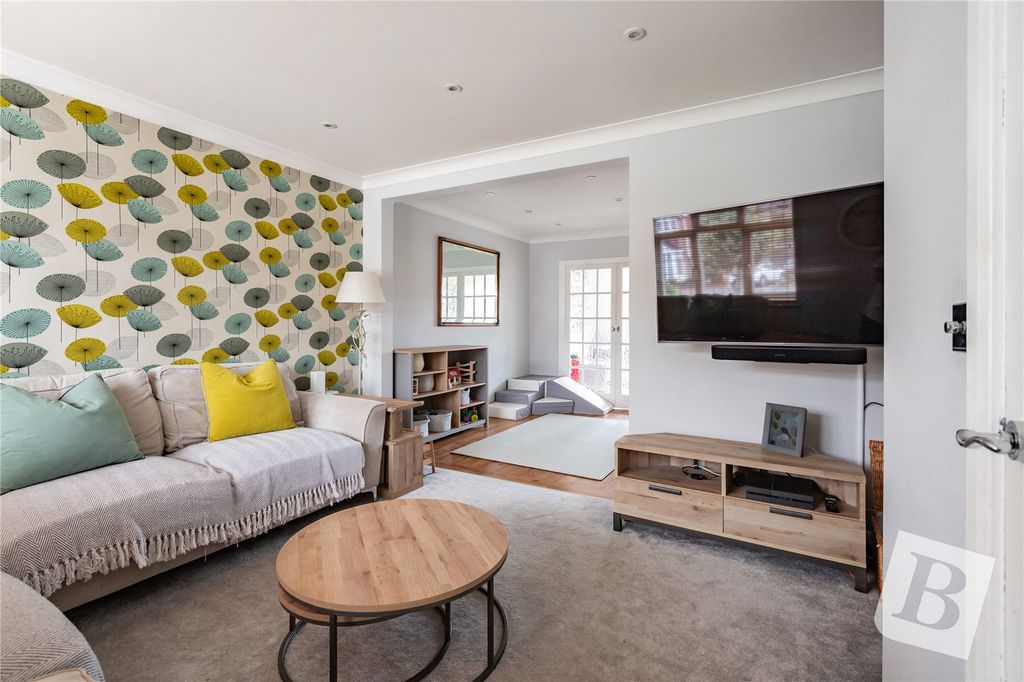 Property photo 2 of 21 Living Room