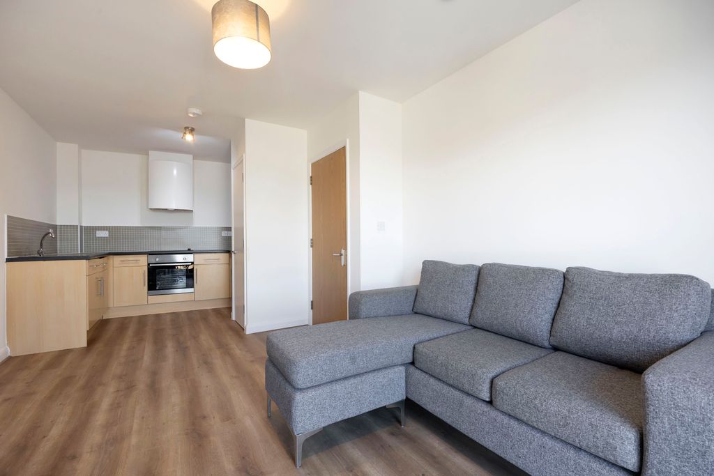 Property photo 2 of 8 Swindon-02