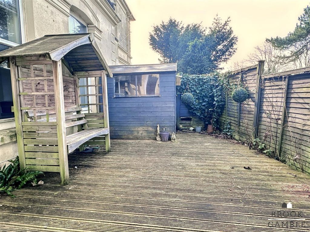 Property photo 2 of 10 01323 438506