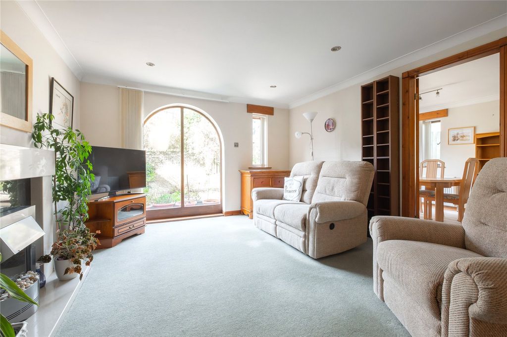 Property photo 2 of 21 Lounge