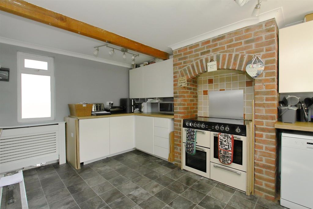 Property photo 3 of 12 22 Evans Close Ph13.Jpg